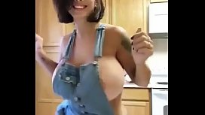 Big Breasts Overflowing, She Dances On Music HIPHOP On Cam